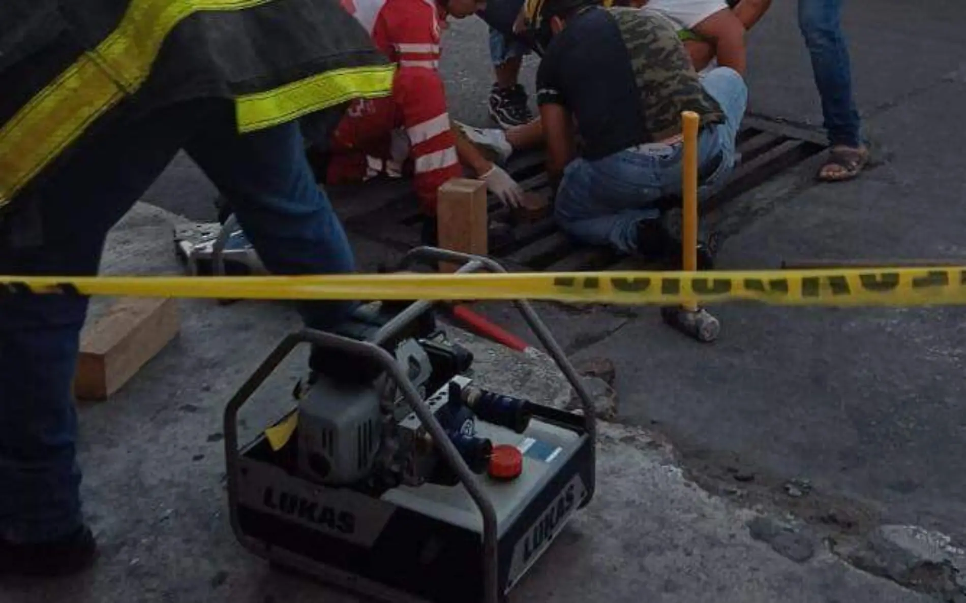 Niño cae a una alcantarilla en la zona centro de Ciudad Madero